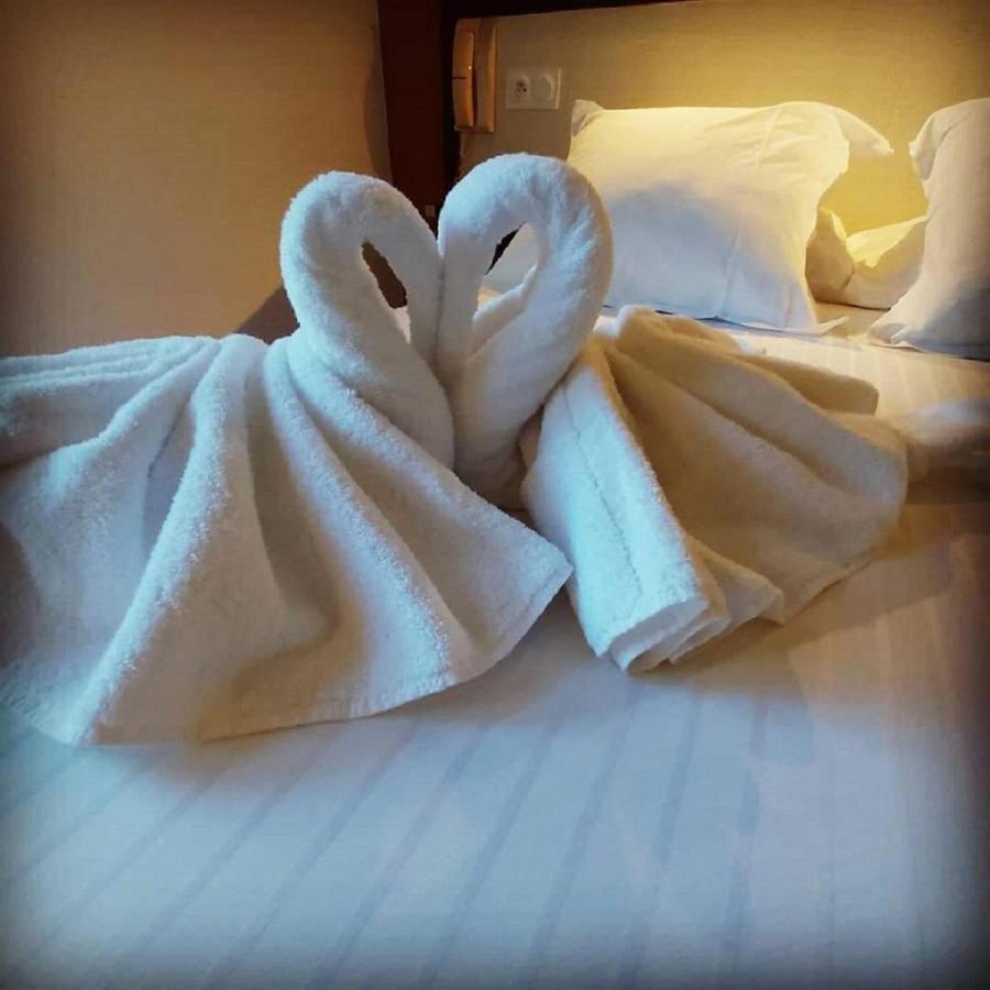 Hotel Les Gabarres Tour-de-Faure ภายนอก รูปภาพ